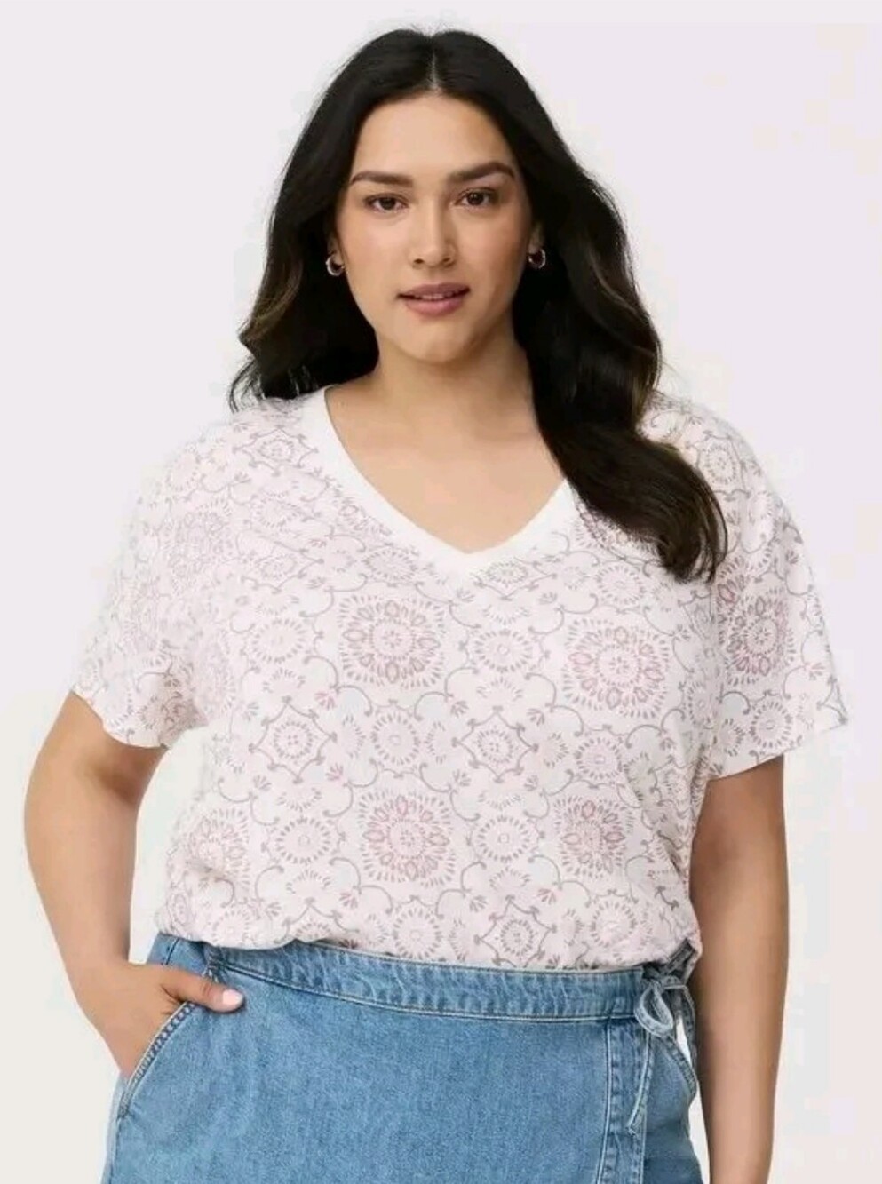 torrid White V-Neck Short Sleeve -Print Tee